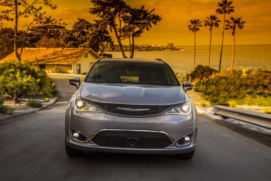  Chrysler Pacifica Limited (RU) 2016 года  (фото 21 из 40)
